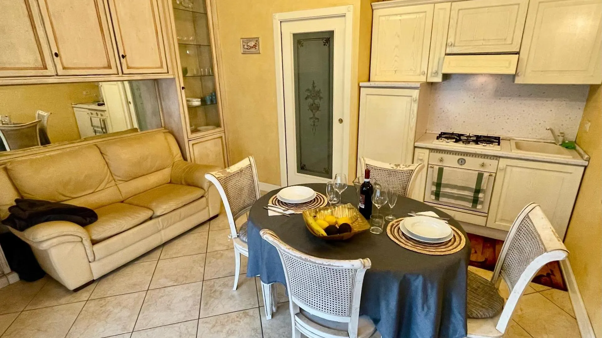 Doctor House Desenzano Appartement Desenzano del Garda Italië